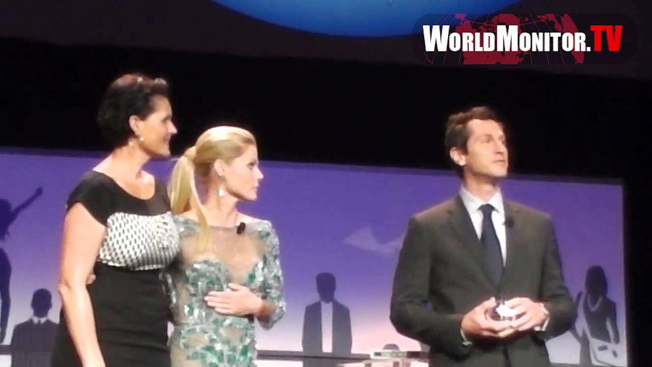 Modern Family Julie Bowen and Erik Feig doing Magic Tricks at LA's Promise 2012 Gala