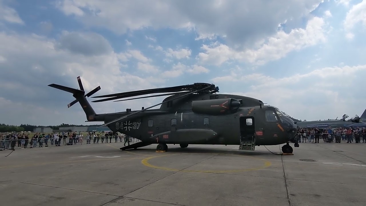 Transporthubschrauber Sikorsky CH-53 klappt Haupt- und Heckrotor aus (Tag der Bundeswehr 2024)