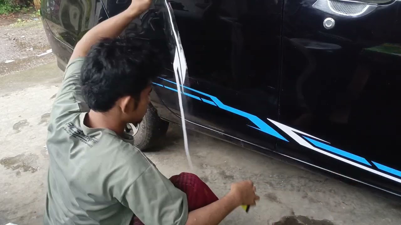 Pemasangan striping mobil sigra