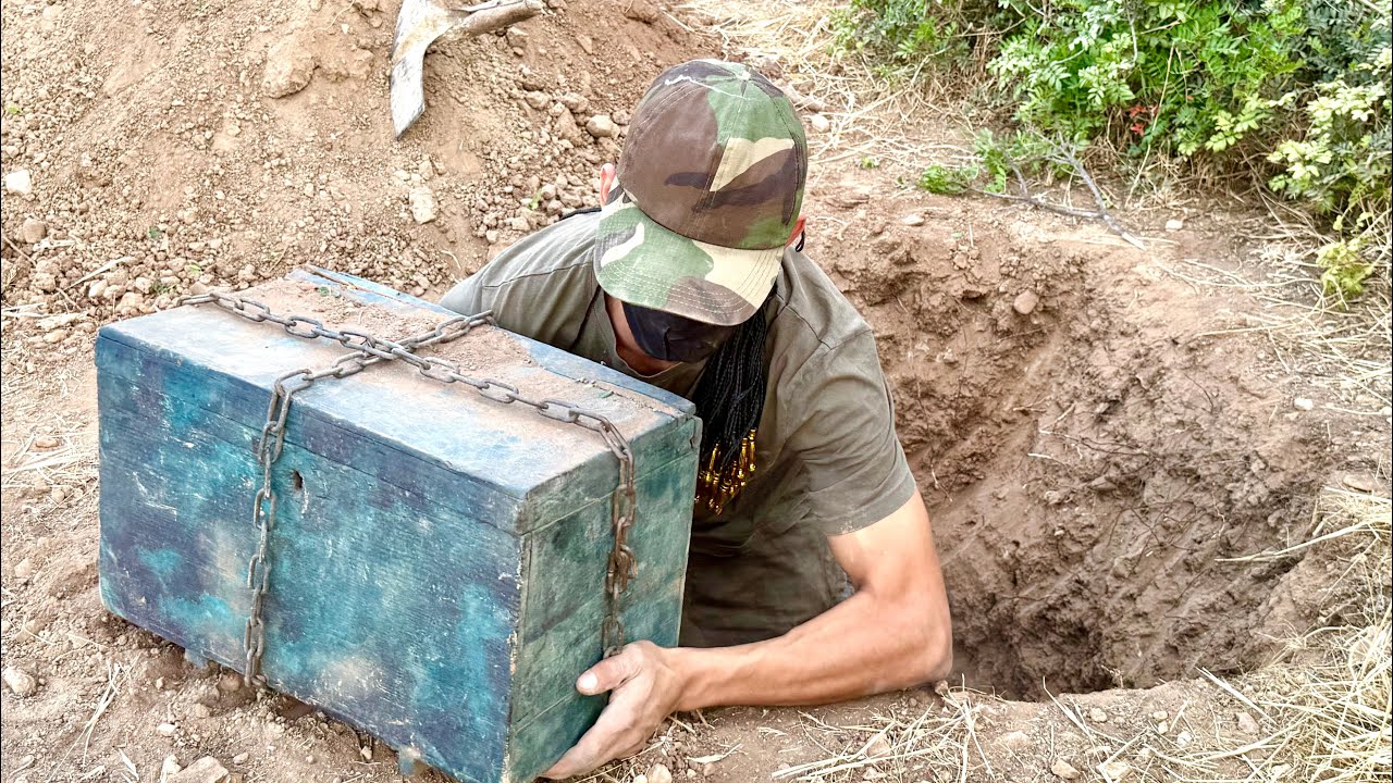 The strangest buried treasures / Box of gold Hunter with métal dedecting / adventure