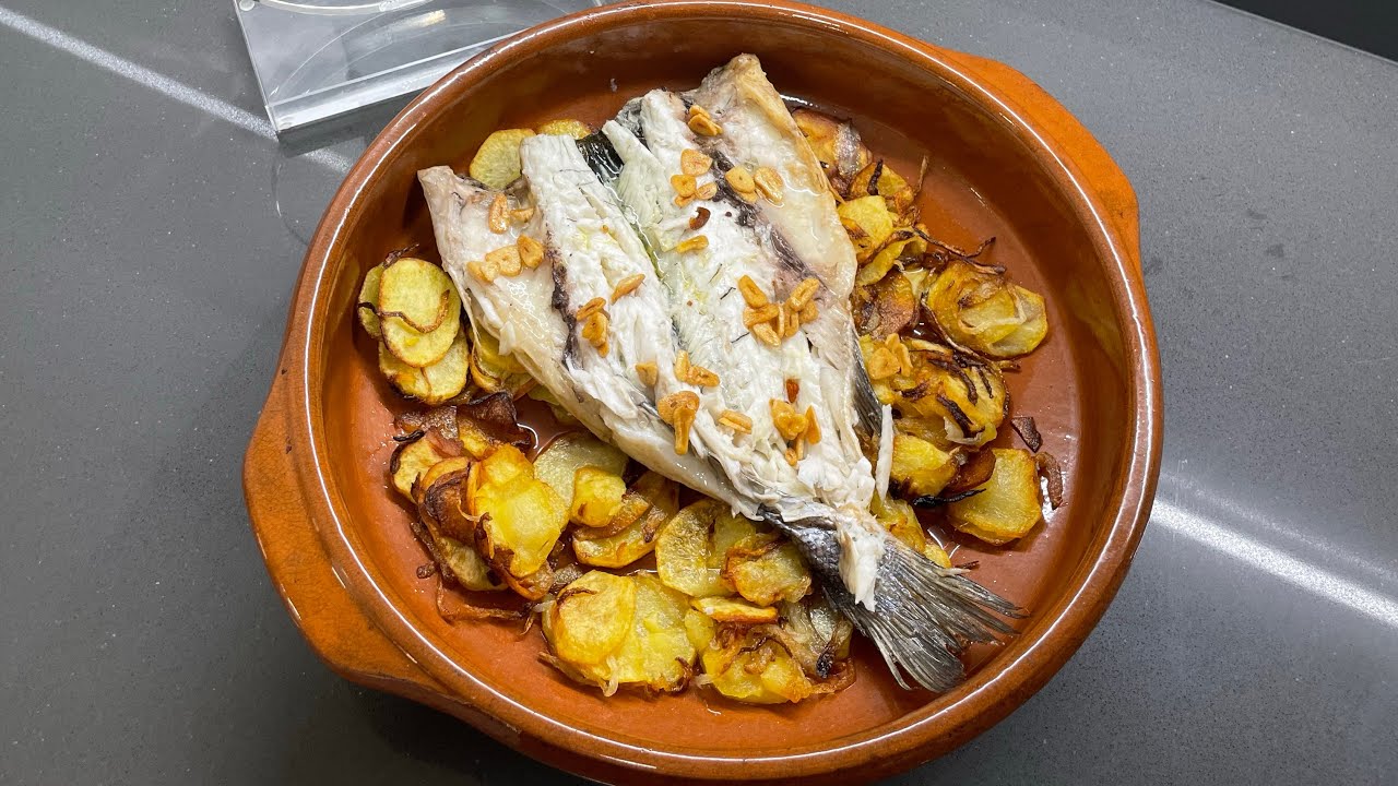 LUBINA AL HORNO CON PATATAS A LO POBRE 