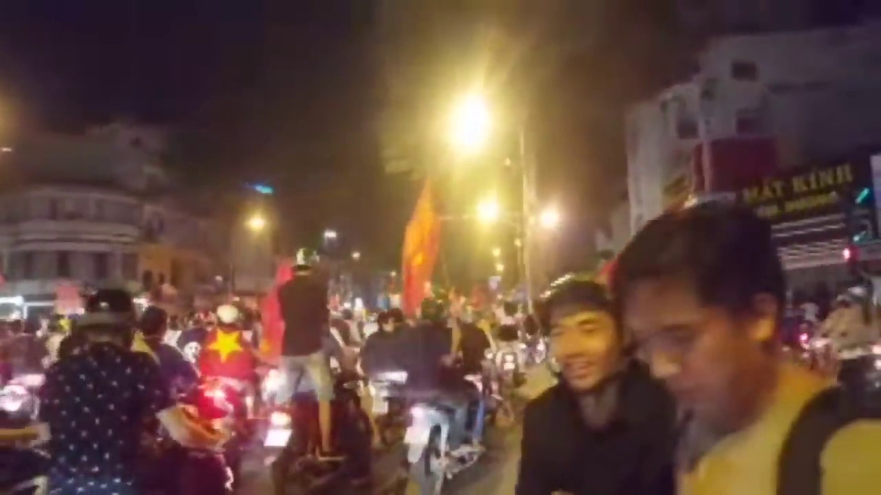 Trực tiếp: Người Sài Gòn xuống đường đi bão sau chiến thắng lịch sử U23 Việt Nam trước Syria