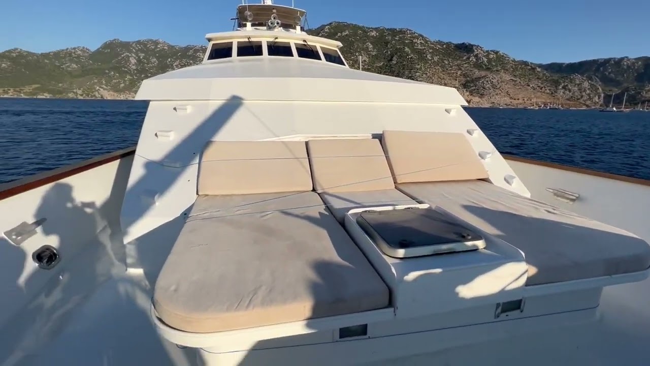 Motor Yacht SU Broward Marine