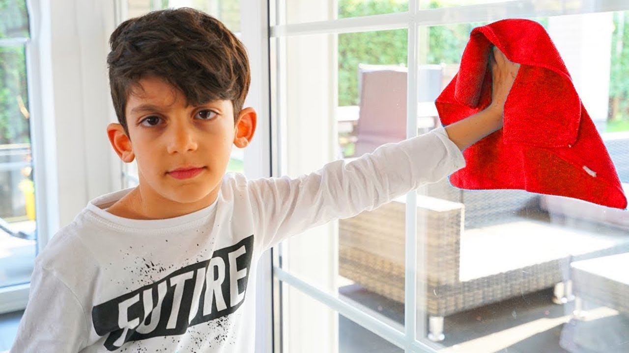 Jason ayuda a su familia! Los ni&ntilde;os juegan con juguetes de limpieza