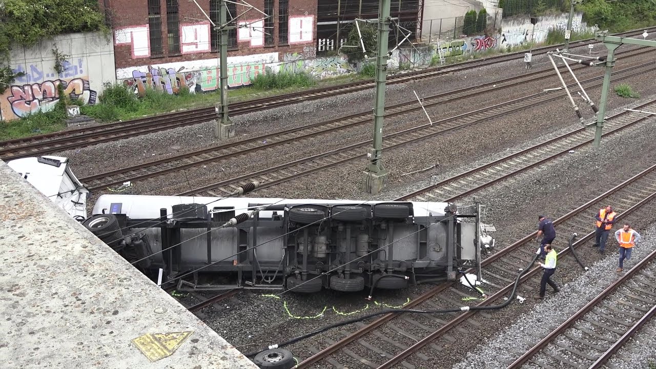 Silo-LKW stürzt von Brücke auf Bahngleise - Strecke tagelang gesperrt in Kerpen-Horrem am 23.08.24