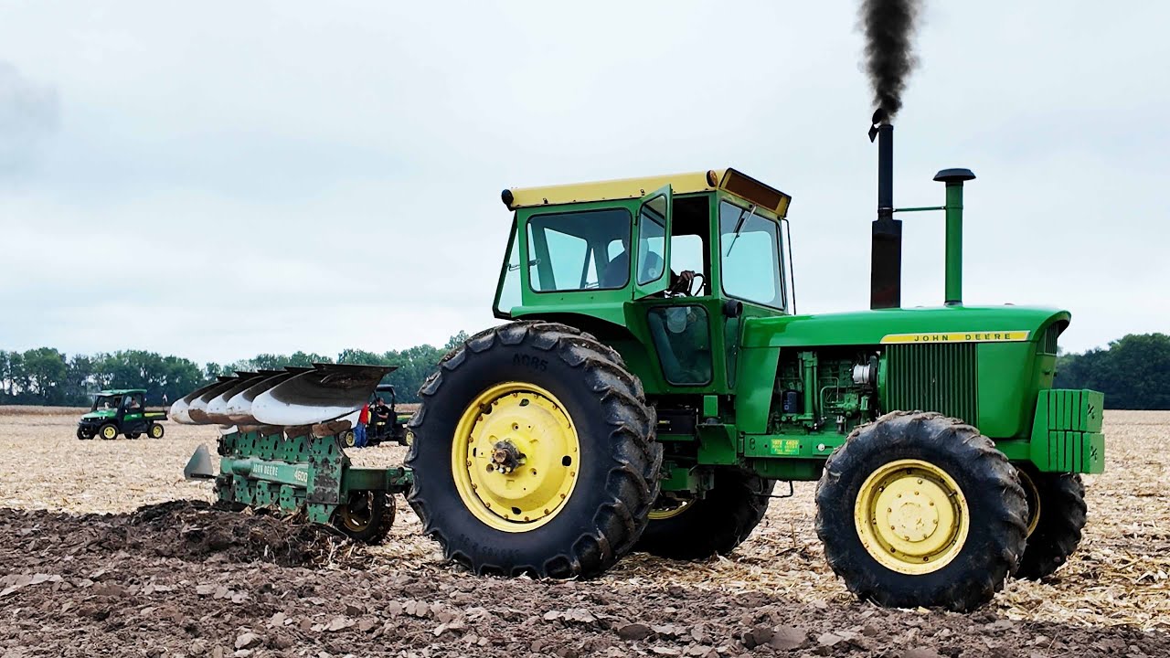 POWERFULL VINTAGE TRACTORS PLOWING