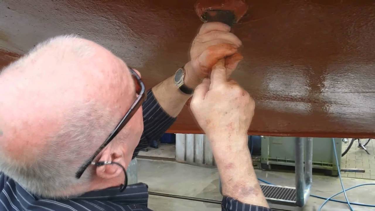 Boot uit het Water voor onderhoud in Plasmolen.