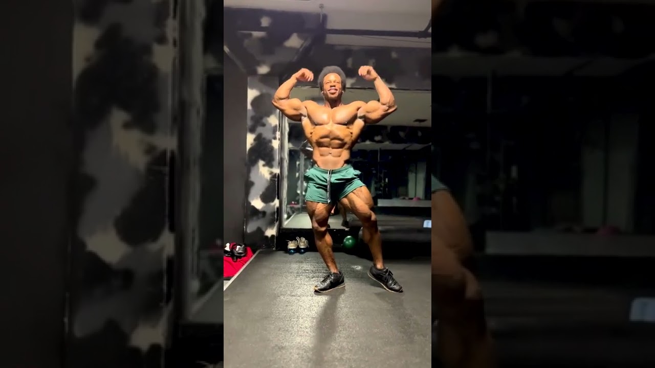 Classic Physique Pro Breon Ansley posing 🔥