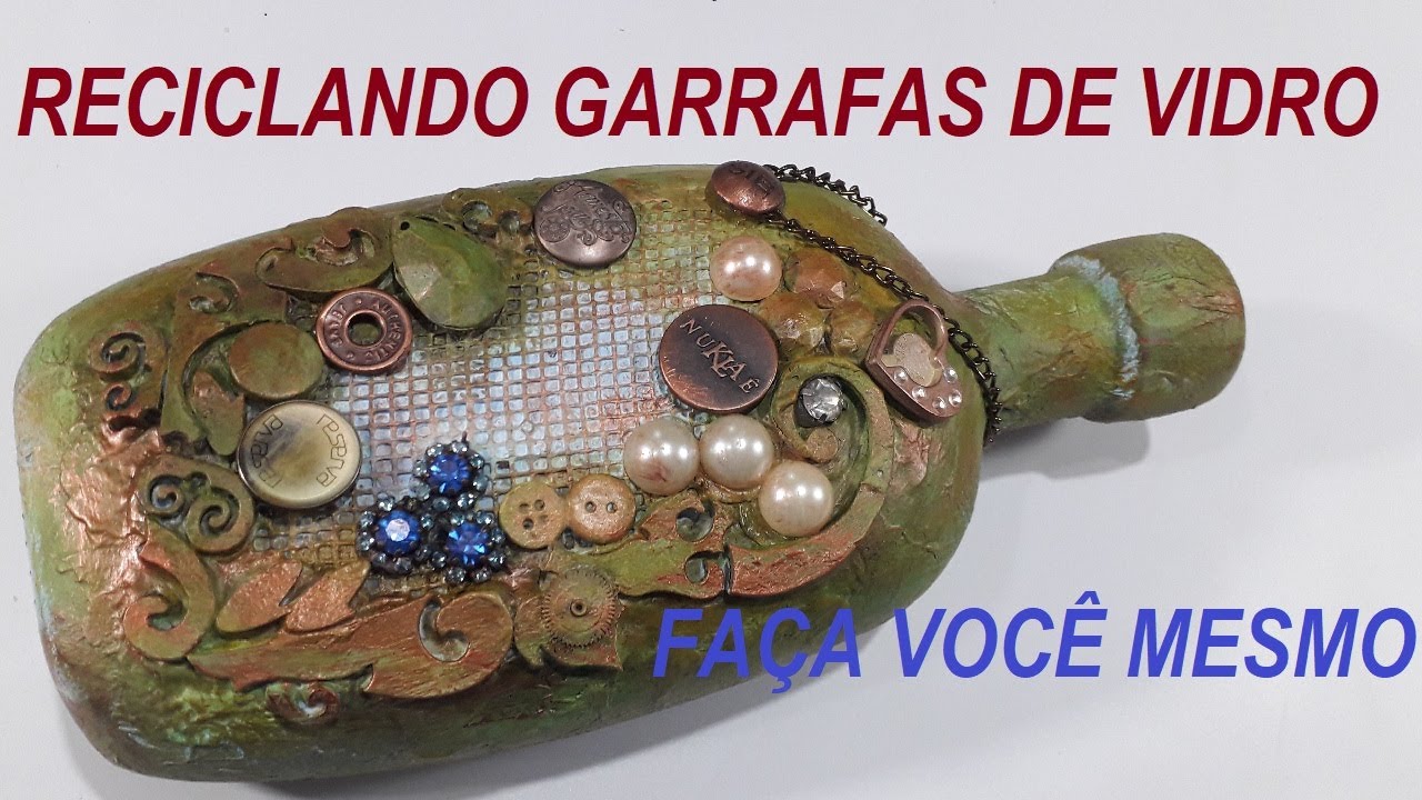 GARRAFA DECORADA COM BIJUTERIAS E BOTÕES @luci buzo