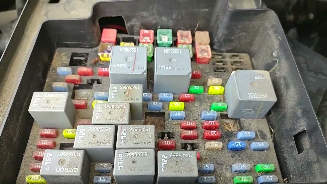 2004 CHEVY AVALANCHE, CONECTOR DEL OBD II SIN CORRIENTE, FUSIBLE QUEMADO (OBD II FUSE LOCATION)