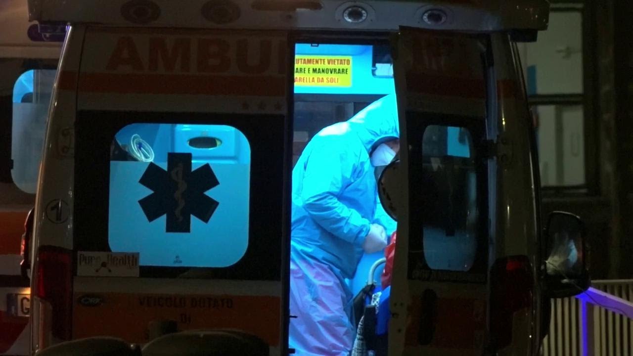 Coronavirus, ospedale Cotugno di Napoli: andirivieni di ambulanze nella notte