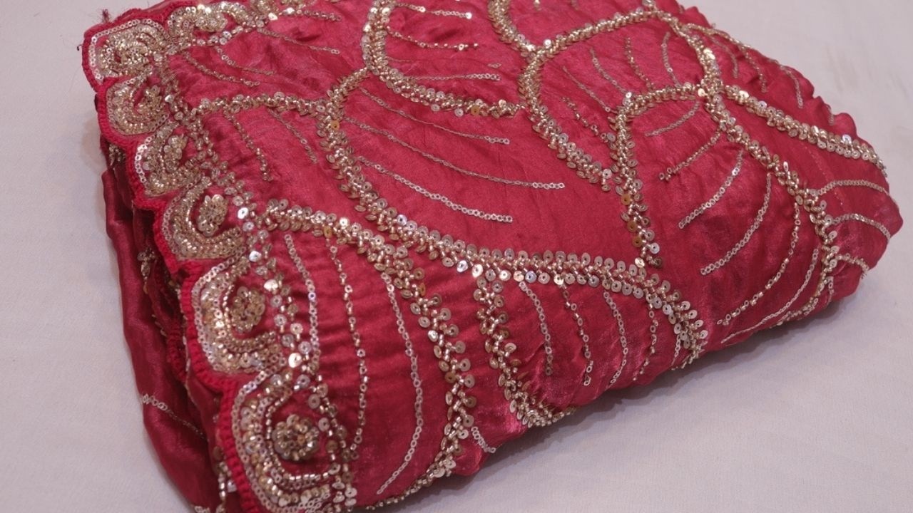 ARNG-4493 The Art of Machine-Stitched Luxury: Crimson Zari & Sequin Saree Reveal 💎