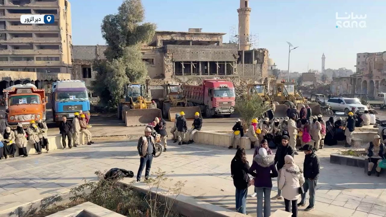 بدء حملة لترحيل الأنقاض من الأحياء المدمرة في دير الزور بالتنسيق مع برنامج الأمم المتحدة الإنمائي