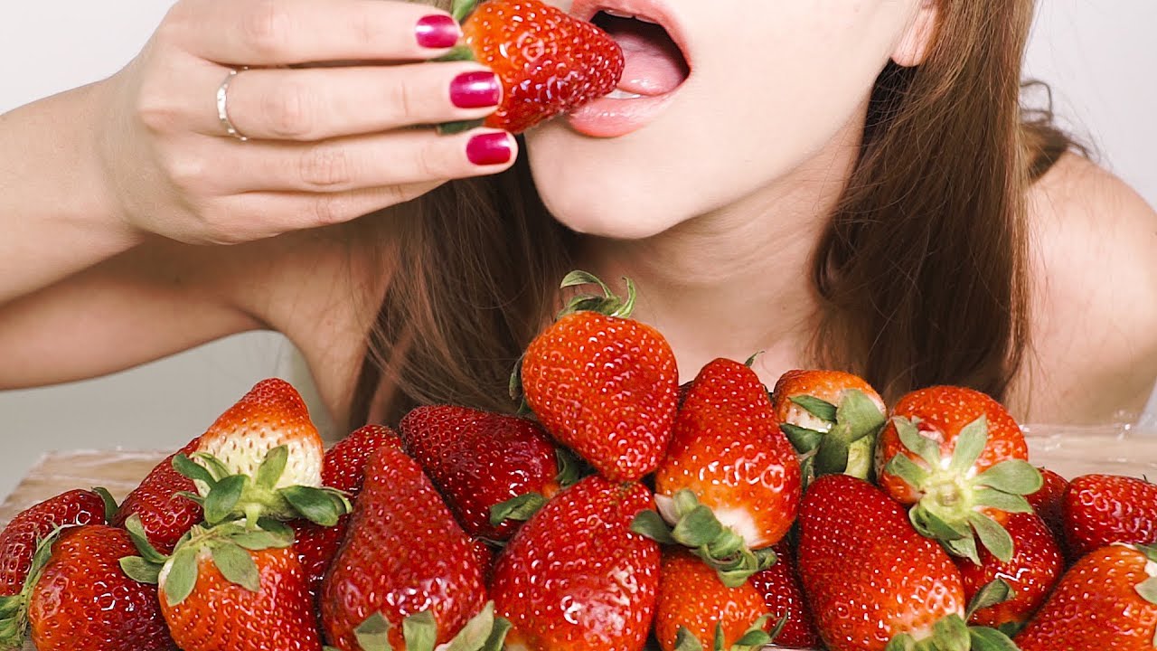 COMIENDO FRESAS (Eating sounds) | ASMR Español | Asmr with Sasha