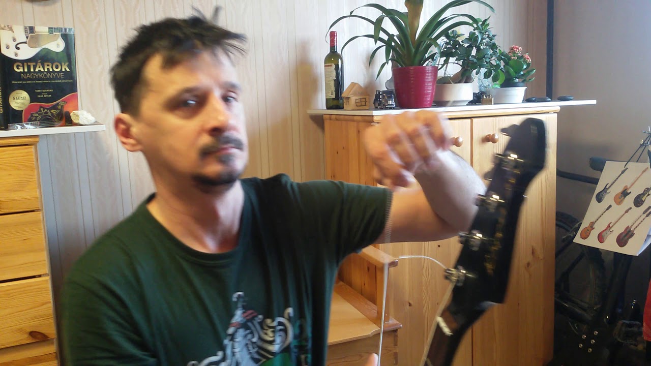 Basszusgitár 010 Húrozás