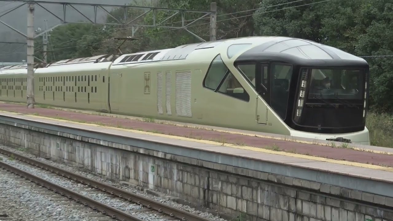 篠ノ井線聖高原駅3番線に入線し、上り下りの特急「しなの」の通過待ちで運転停車をした、E001系「四季島」回送列車。