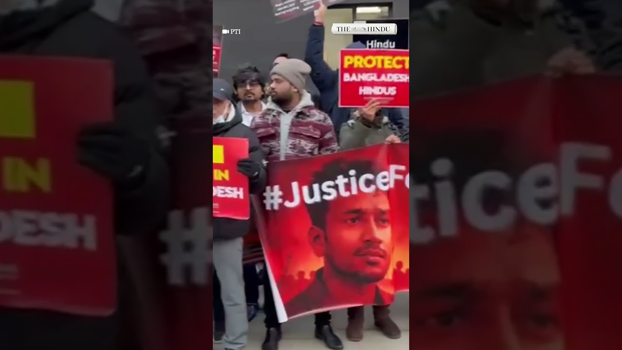 Лондон: Индуистские группы протестуют перед зданием посольства Бангладеш в связи с нападениями на...