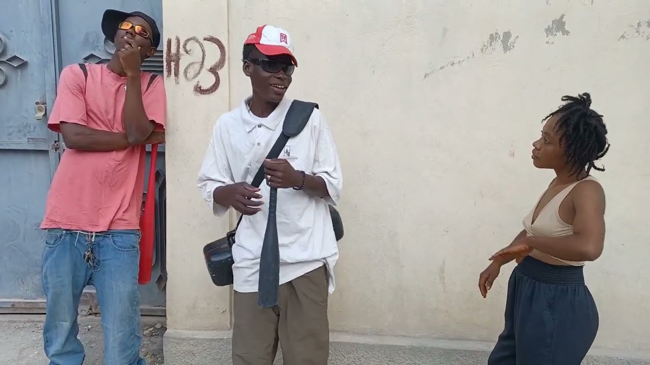 Tòg yo pran pòz yap koze ak piskilin pou yo ka vòlè tlf li
