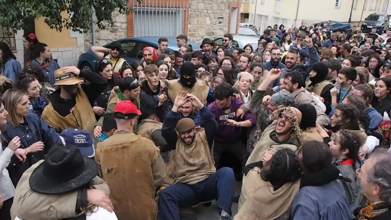 Locura colectiva. Final del Peropalo 2022 Martes de Carnaval. Villanueva de la Vera (Cáceres).