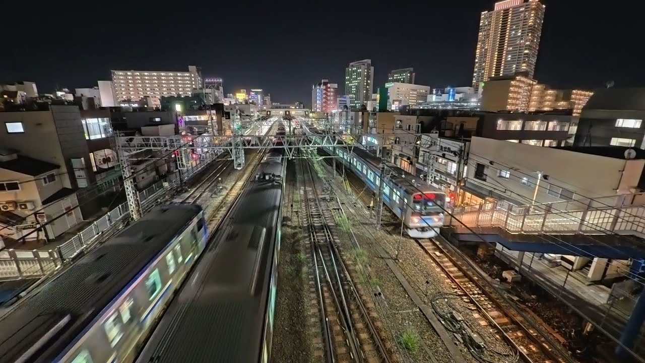夜の津田沼駅を行き交う総武線の電車たち「E217系、E231系、E235系、E259系」　（Insta360  Ace Pro 2）