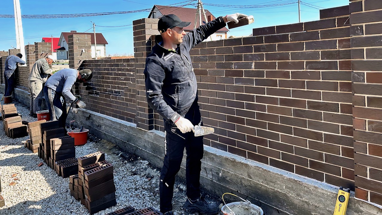 Забор, который преобразил участок. Темный кирпич на белые швы. The fence that transformed the site.