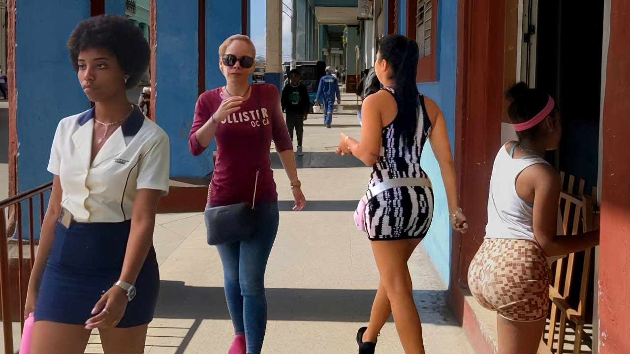 👑THE QUEEN of the STREETS in CENTRO HABANA, CUBA. A HEALTHY WALK along the crowded Reina Street.🙂🚶⚕️