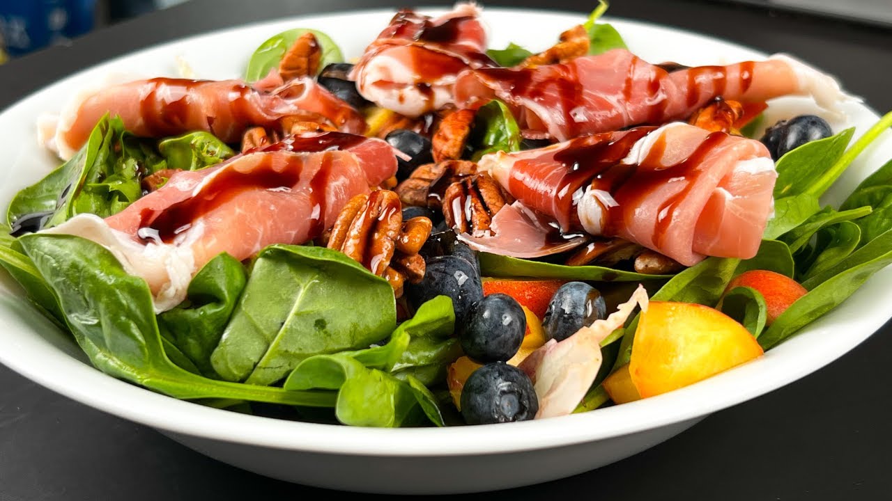 Cette salade se déguste en premier à table. Salade légère d'été originale