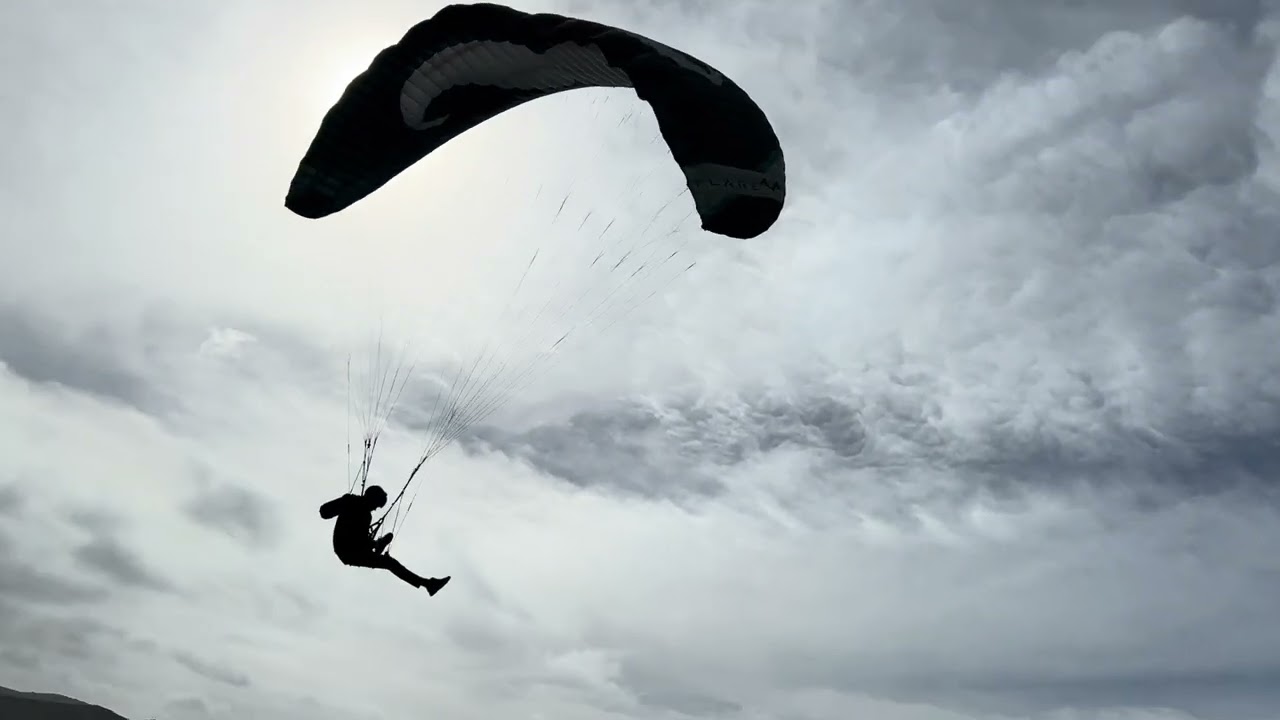 Paraglider pilot loses control of his glider
