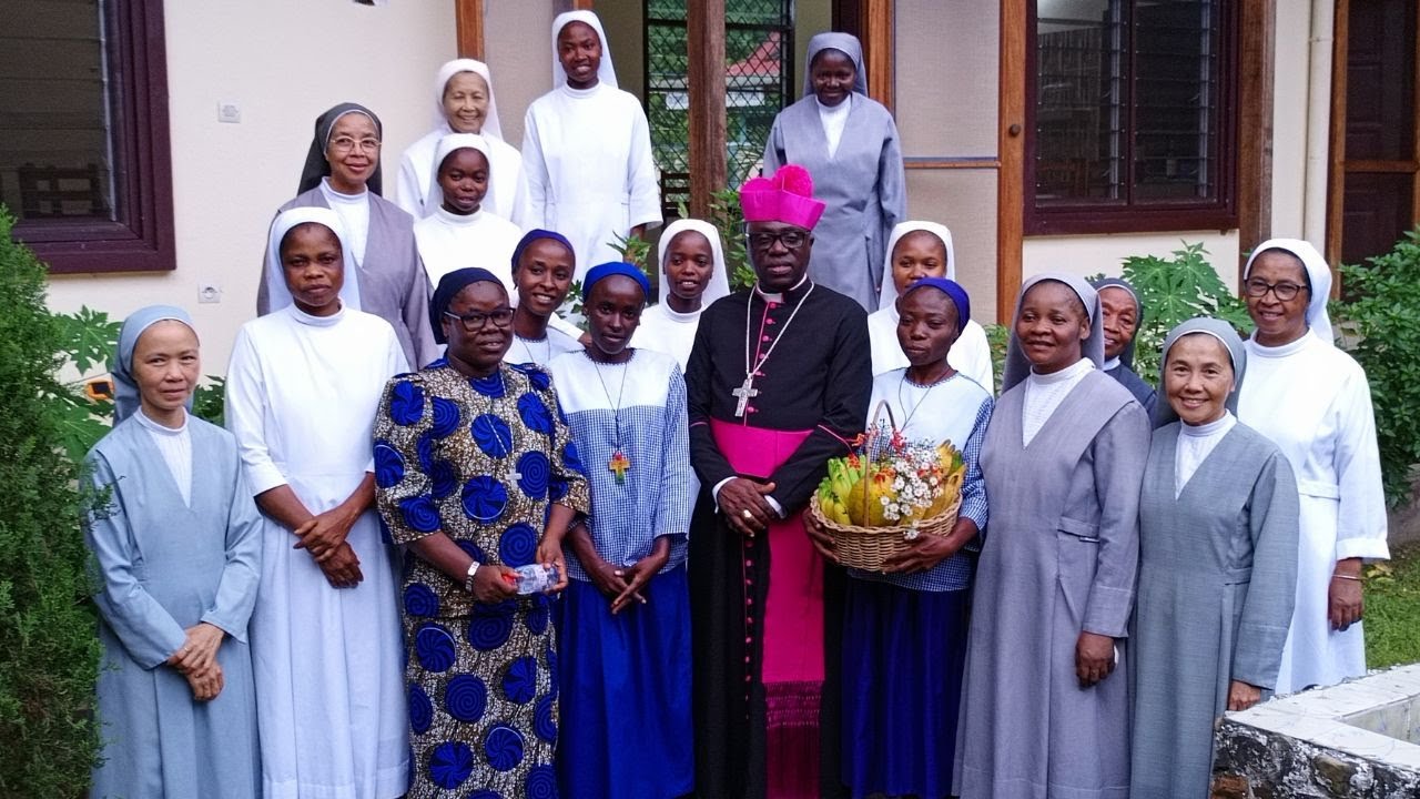 ESCALE DE MGR ABEL LILUALA CHEZ LES SŒURS DE SAINT PAUL DE CHÂTRES DE M'VOUTI DE SON RETOUR DE NKAYI