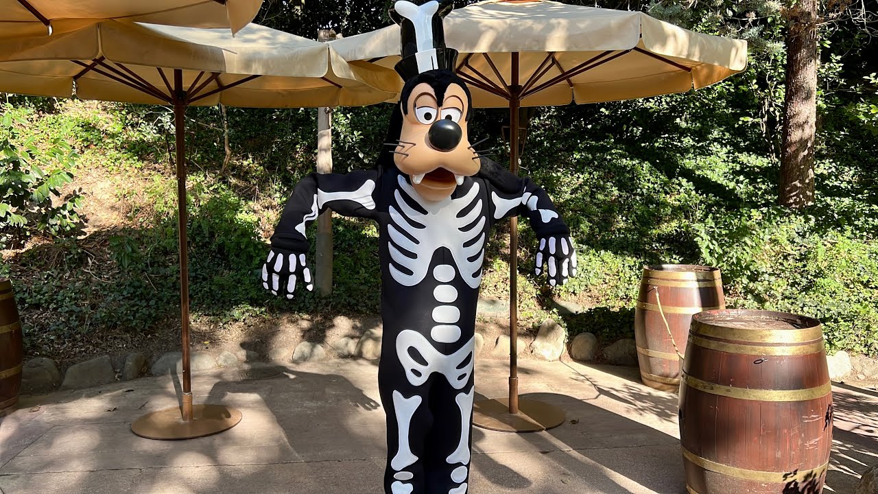 Skeleton Goofy Meet & Greet at Disneyland Paris for Disney Halloween Festival 2023