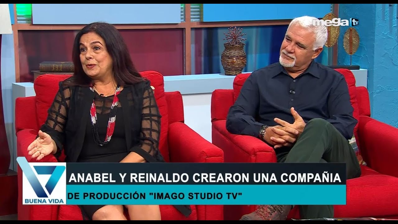 La Dra. Maritza Fuentes conversa con los actores cubanos Anabel Leal y Rini Cruz