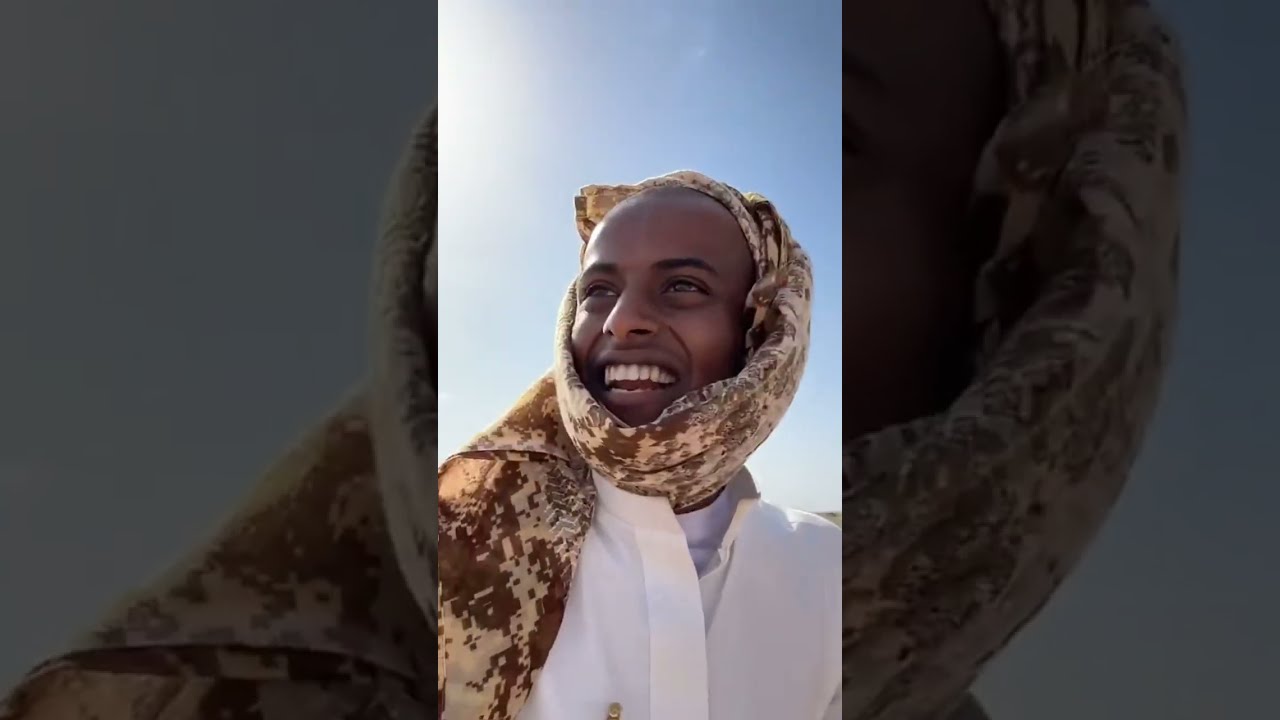 قعيد المجد يعلم الشريف البداوه 😂