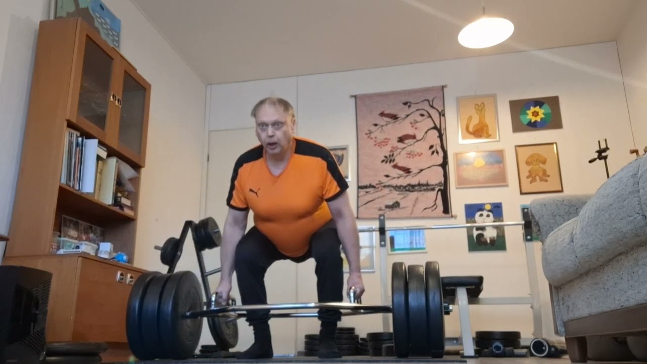 @ 107 kiloa maastavetoa Hex bar tangolla kotona 9 toistoa/sarja 