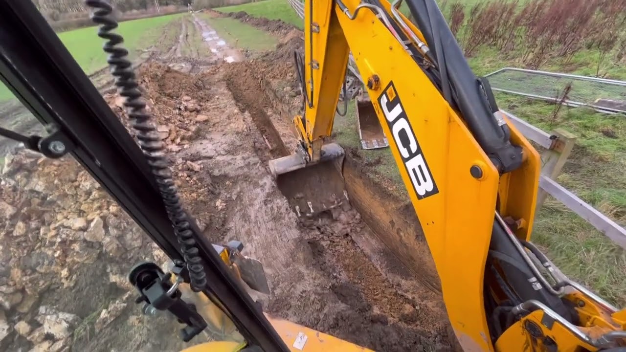 JCB 4cx роет траншеи