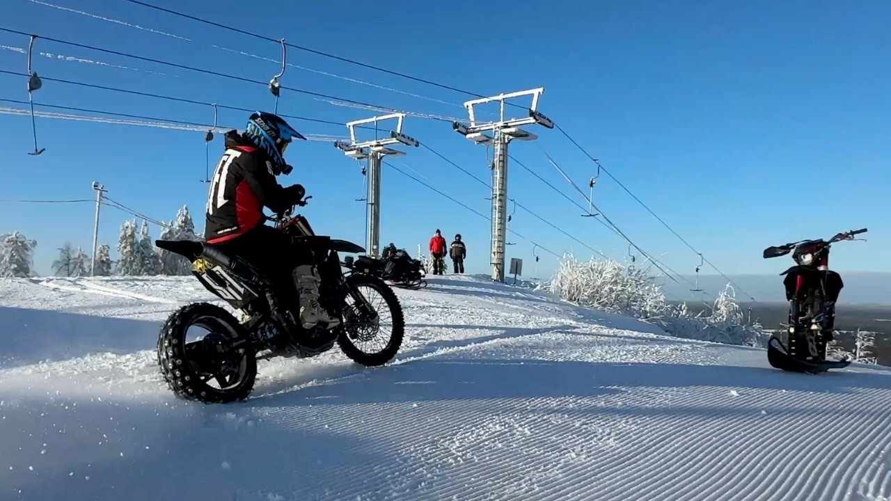 FULL THROTTLE IN THE SKI SLOPES!! + SCARY CLOSE CALL