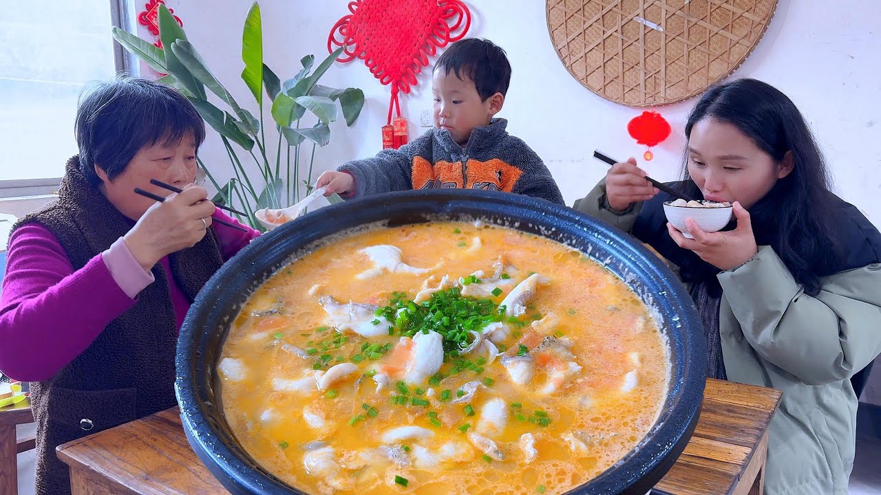 Тарелка томатной рыбы с вкусным супом, идеально подходящая к рису