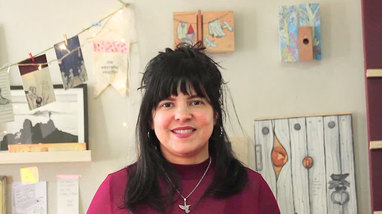 Manas Creativas | E01: Anitta Brett y el arte de curar la identidad en madera.