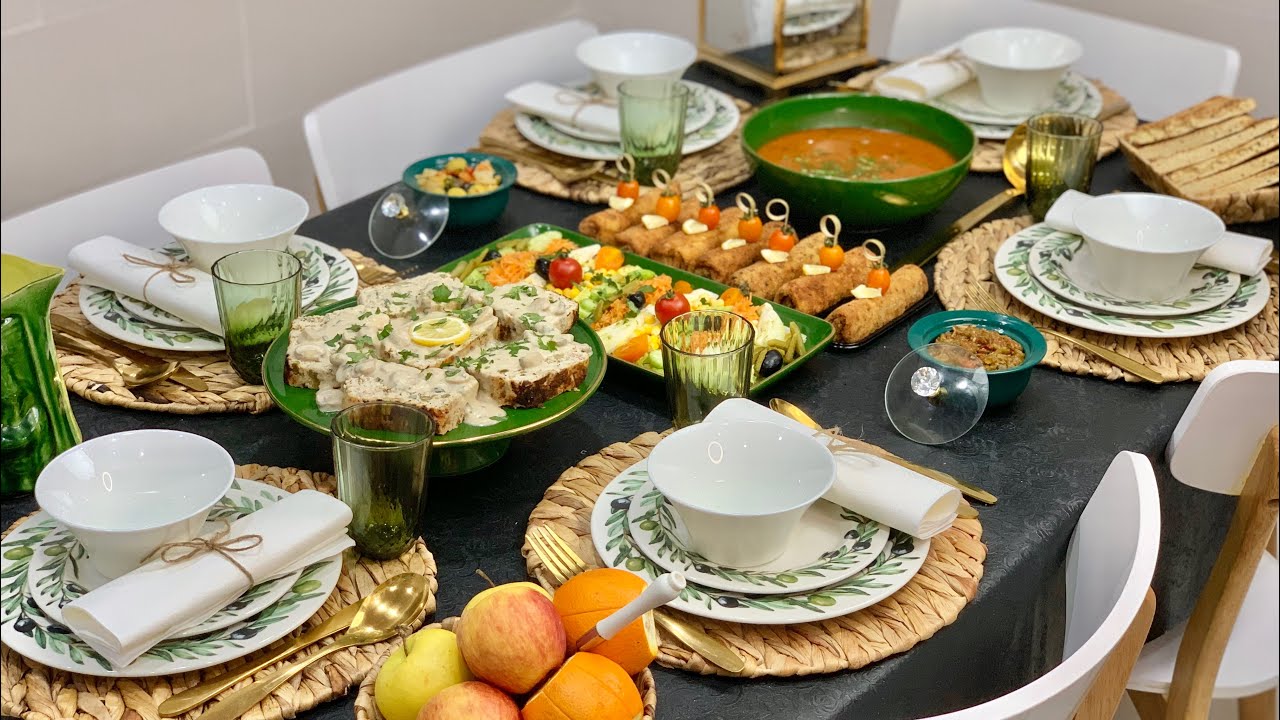 طاولة اليوم الخامس 🌙🌙ميني كريب صالي لازم تجربوهم🤤 😍باتي الدجاج بكريمة الفطر ، بريوات اللوز ….
