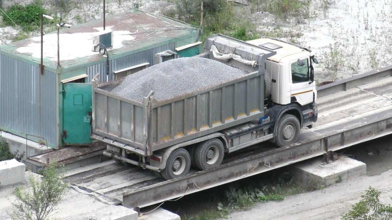 Самосвал Scania P380 6x4 на погрузке в карьере