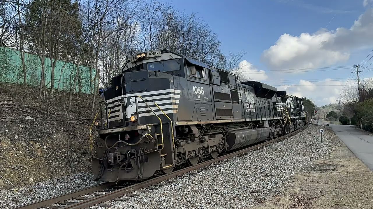 WB Train 127 in Midway and T23 with a wave from the conductor! 12/27/2025. #norfolksouthern #train