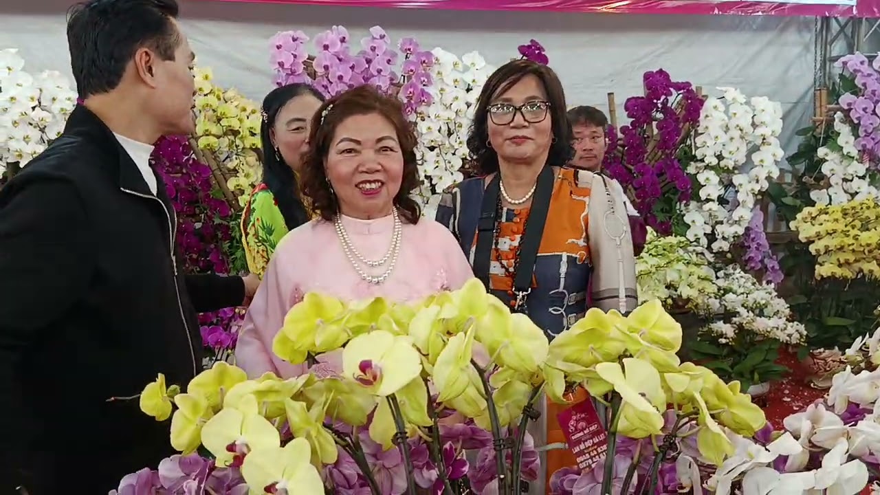 Dương Nguyệt cùng anh chị em trải nghiệm mua sắm hoa lan tết 2020