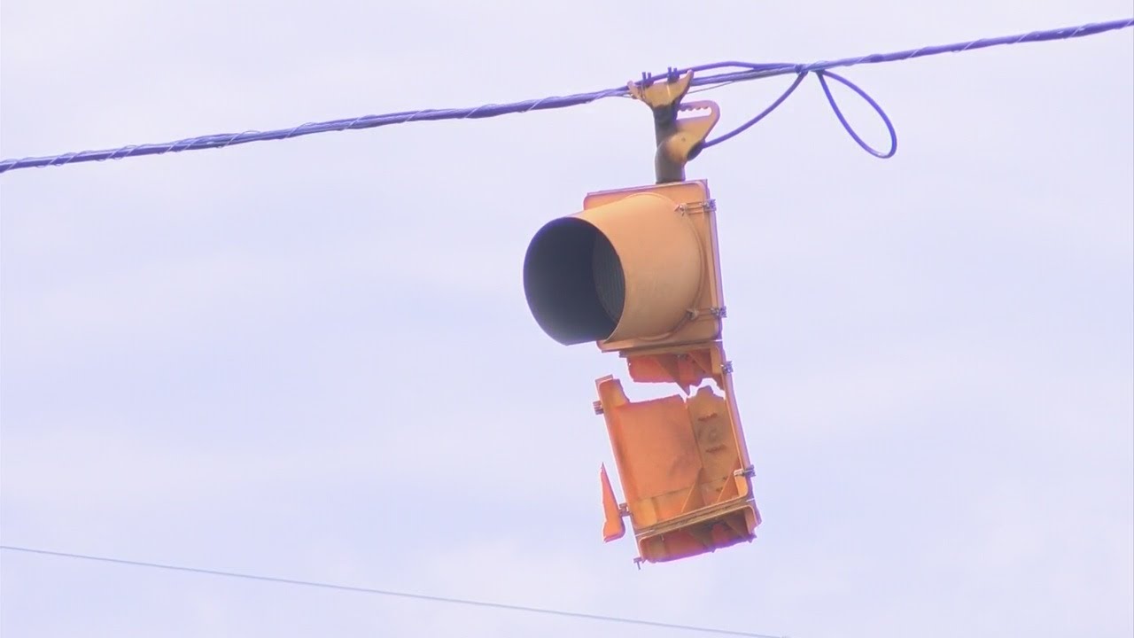 Raised dump truck bed knocks down traffic lights in Greeneville
