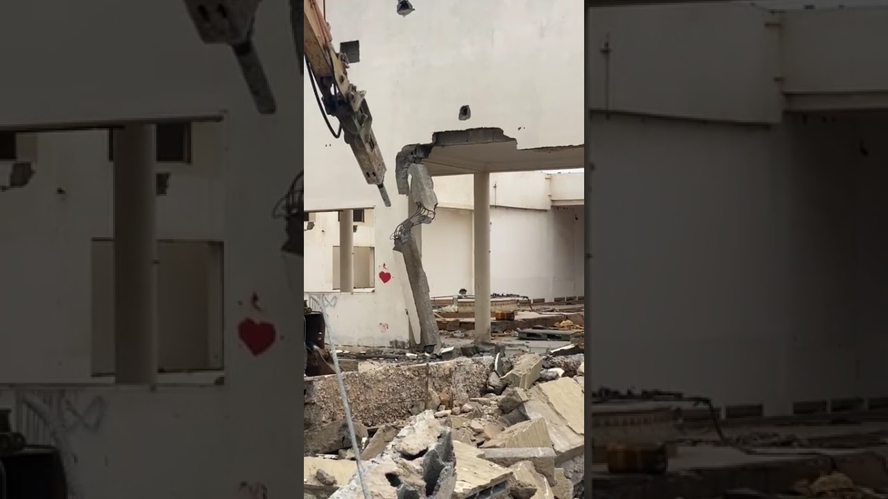 عاجل من كازا ... انطلاق عملية هدم أكبر واشهر قاعة الحفلات بالبرنوصي محتلة للملك البحري