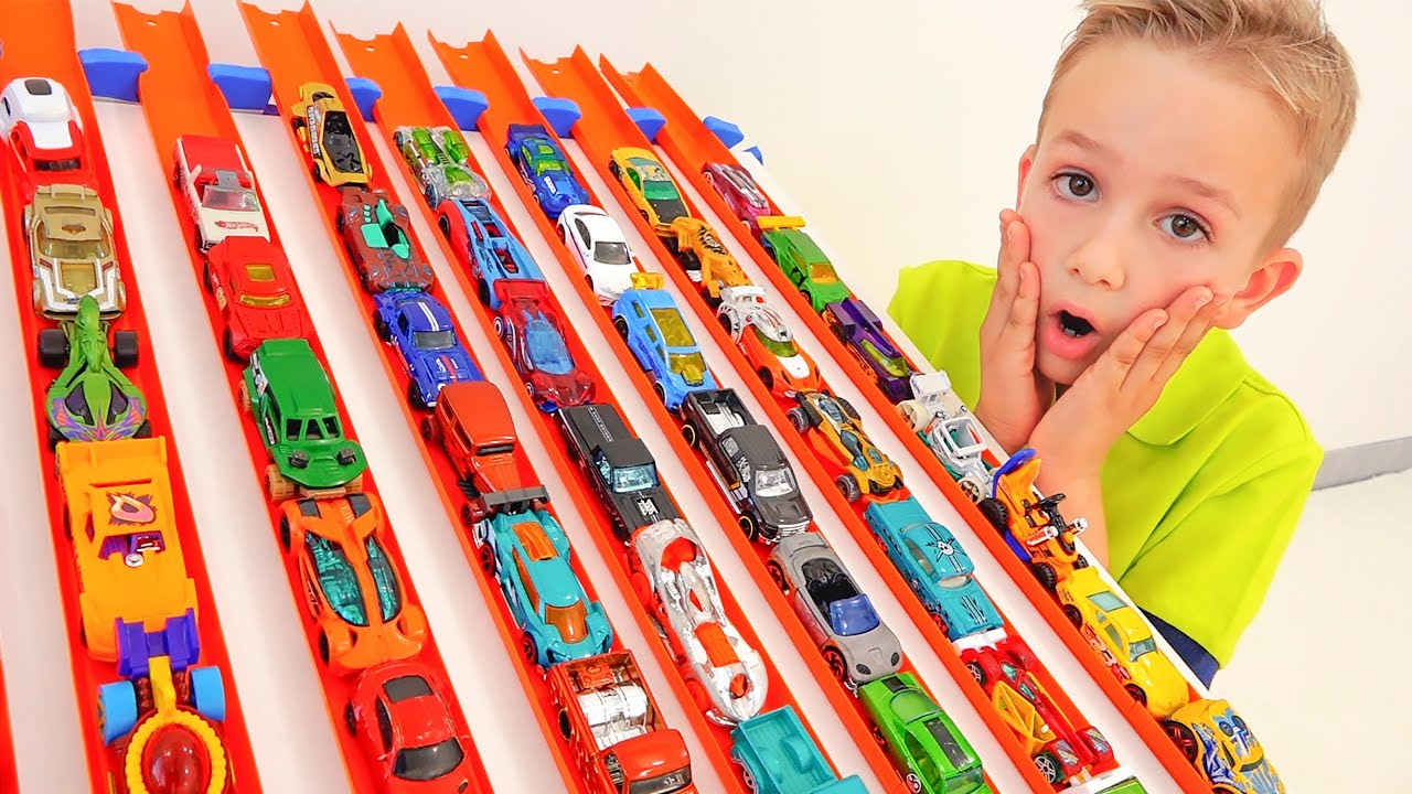 Ники играет с машинками и игровыми наборами Hot Wheels - видео с игрушечными машинками