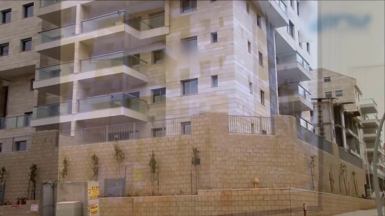 המהנדס רפאל גיל מסביר איך בודקים אנכיות טיח פנים