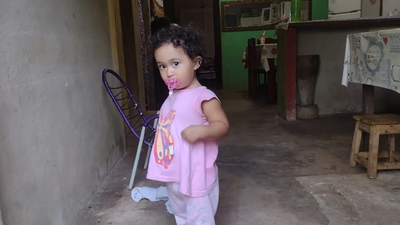 Hoje Lorena acordou cedo e com fome querendo beber leite
