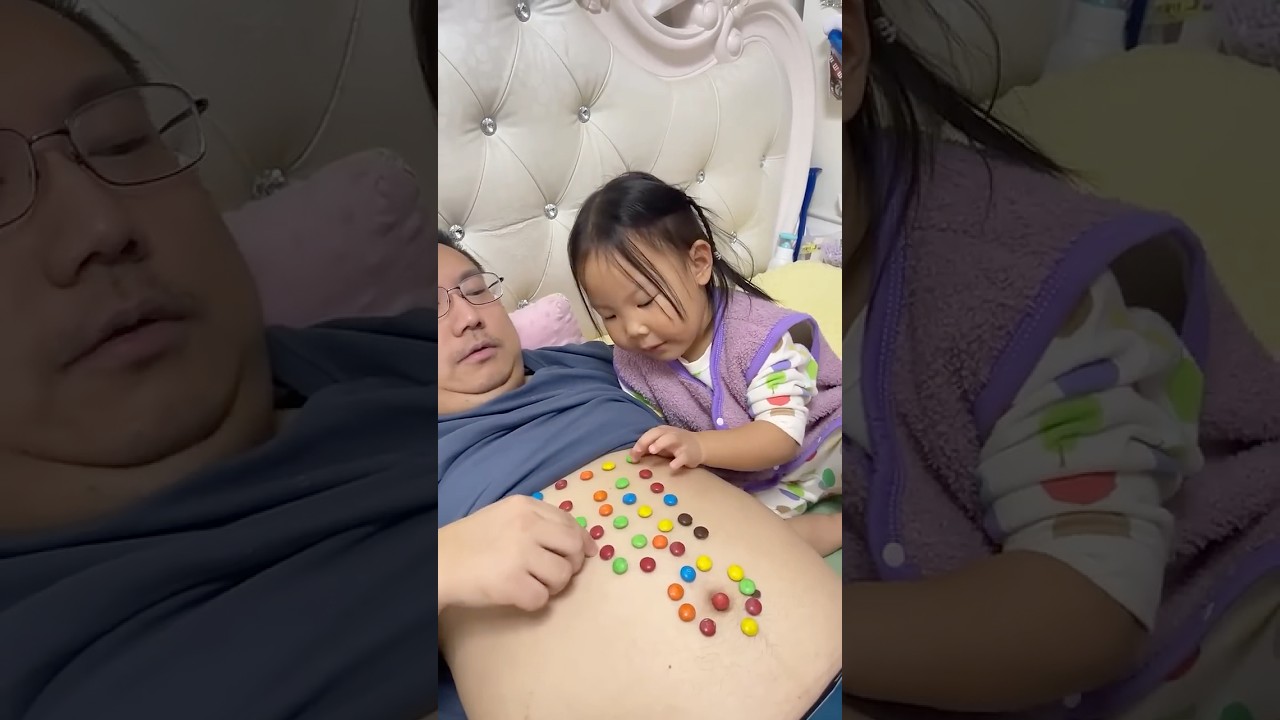 Eat beans, record the baby, my little cute baby, 😍❤ dad takes care of the baby, father and son's da