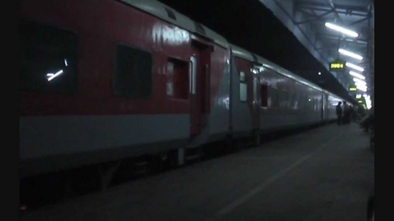 AK Rajdhani arriving at Ratlam Jn.