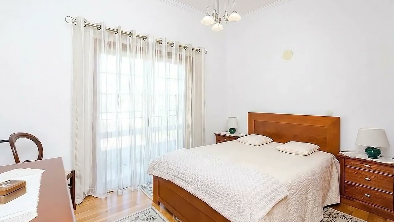 Moradia T5 com piscina e jardim em Rio de Mouro Paiões lote de 830 m²