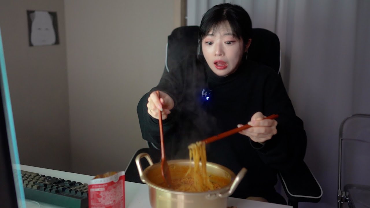 새벽에 라면 몰래 먹다가 걸린 와이프